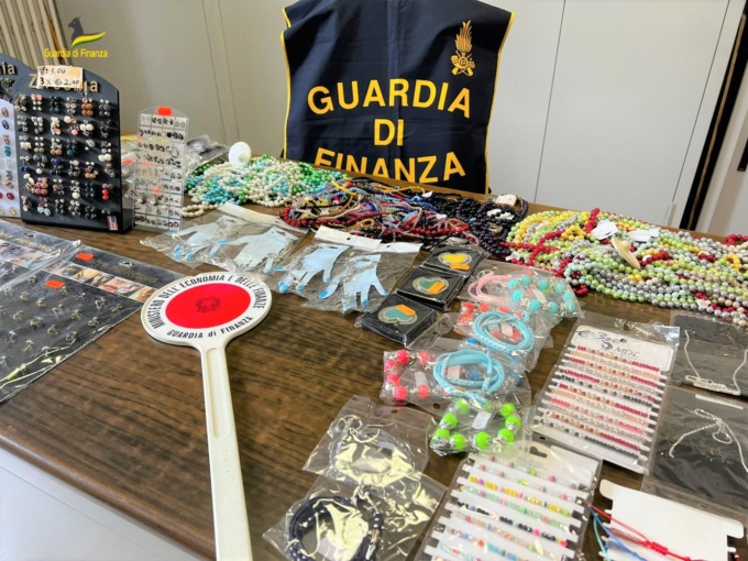 La Guardia di Finanza di Domodossola sequestra 13mila articoli di bigiotteria non sicuri