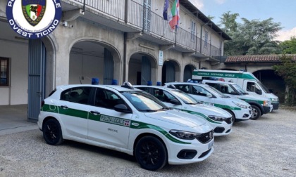 Aggredisce la compagna e gli agenti della Polizia locale