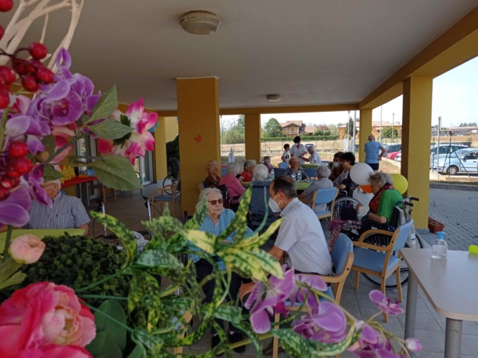 Casa di riposo di Momo in festa con giochi all’aperto e musica