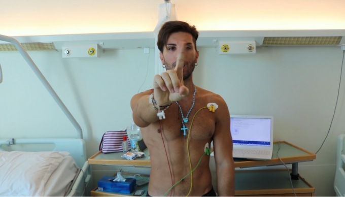 Il rapper aronese canta dall’ospedale e racconta la lotta contro il tumore