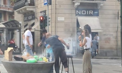 Incredibile a Torino: grigliata in mezzo alla strada