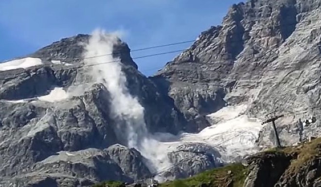Frana sul Cervino: cordate costrette a evacuare con l’elicottero | VIDEO