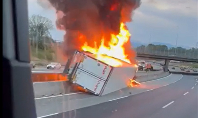 Il video del tir che si ribalta in Tangenziale e prende fuoco: autista 48enne muore carbonizzato