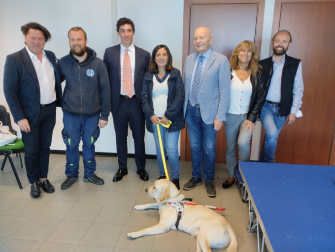 Donato un cane guida a giovane non vedente