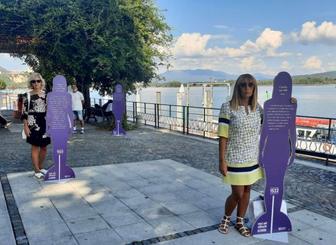 “Voci nel silenzio” ad Arona: le sagome di donne vittime di violenza