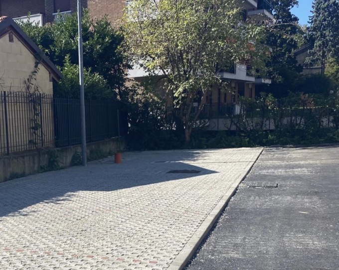 Arona quasi ultimato il rinnovato parcheggio di via Mazzini: 34 stalli gratuiti