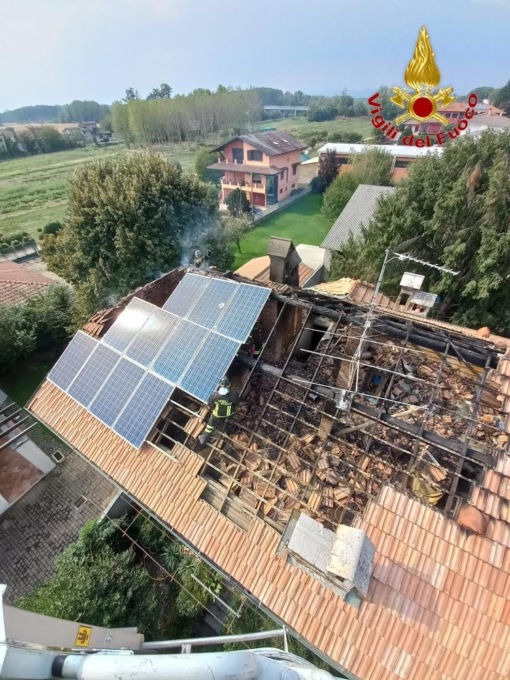 Incendio a Fara Novarese: distrutto un tetto