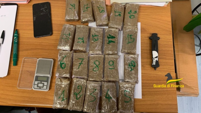 Borgomanero arrestati due corrieri della droga: sequestrate sostanze per 20mila euro