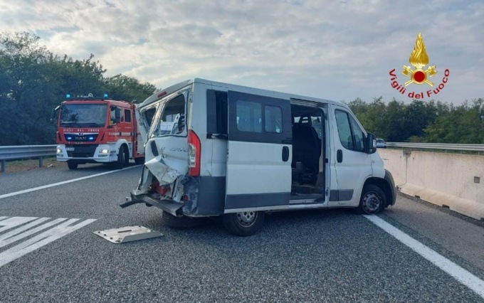 Terribile schianto sulla A26: sette feriti, due gravi LE FOTO