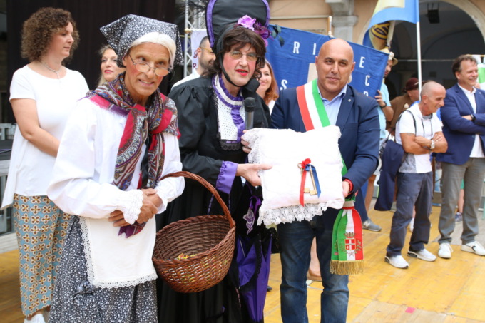 A Borgomanero è iniziata la Festa dell’uva: la storia delle maschere cittadine