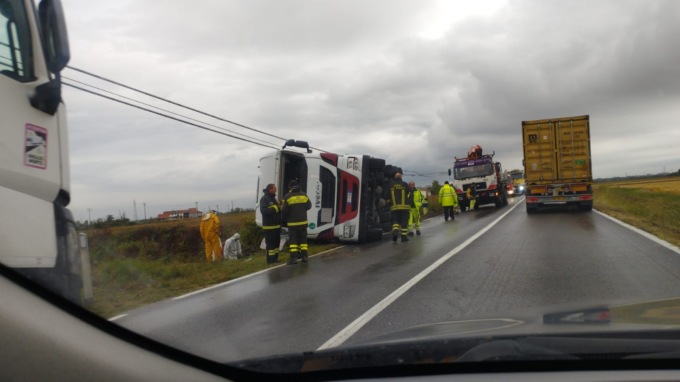 Autocisterna ribaltata tra Novara e Casalino