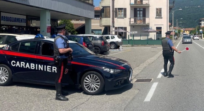 Danneggiavano le auto in sosta a Verbania, denunciati