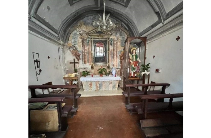 Vandali rubano quadri sacri nella chiesa della Madonnina in via della Rotta e li lanciano nel parchetto