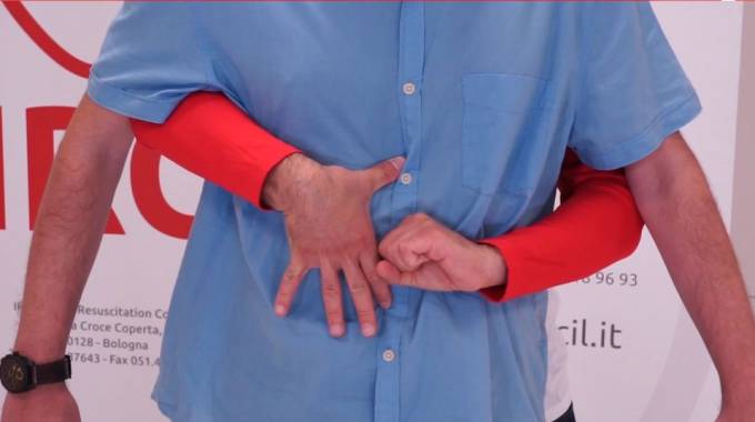 Rischia di soffocare con un boccone di cibo: ragazzo salvato con la manovra di Heimlich