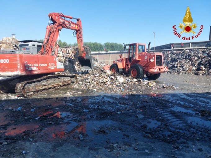 Incendio in una cartiera a Cirié: vigili del fuoco anche da Novara