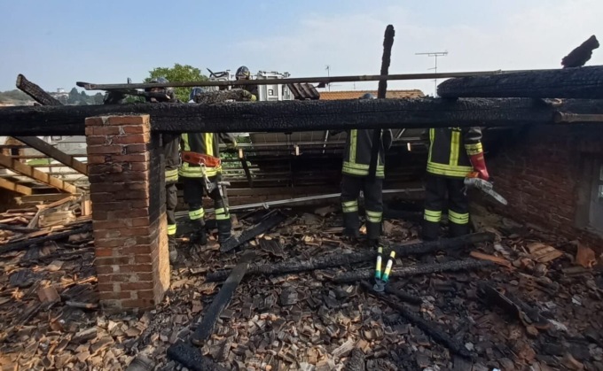 Tetto distrutto dalle fiamme a Fara Novarese: l’intervento dei vigili del fuoco