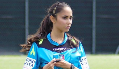 Insultano l’arbitro donna: società multata