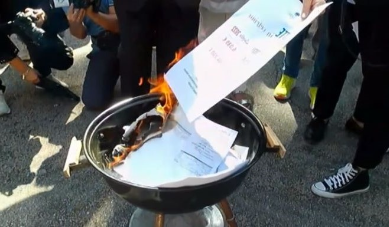 Torino cittadini bruciano le bollette in piazza