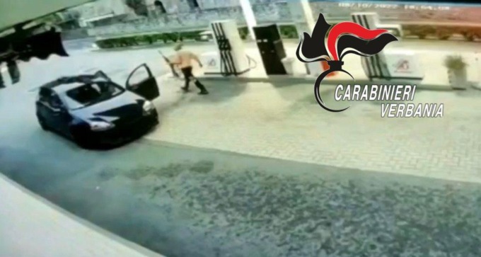 Aveva seminato terrore nell’aronese con un fucile: aggredisce gli agenti in carcere e viene trasferito