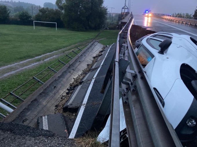 Novara crolla parte del cavalcavia XXV Aprile