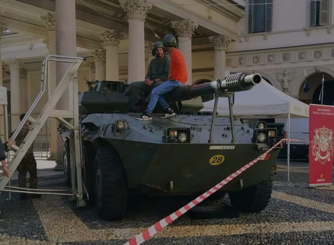 Carro armato in piazza a Novara, Demos: “Siamo esterrefatti”