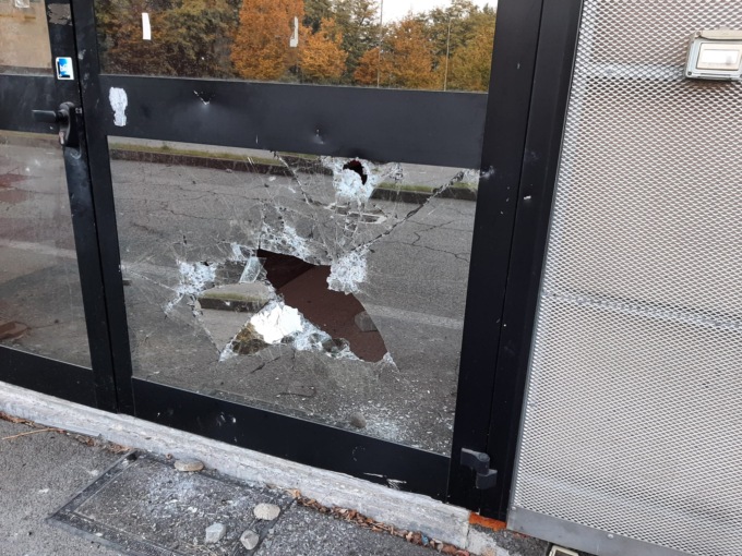 Vandali spaccano il vetro del palazzetto di Castelletto