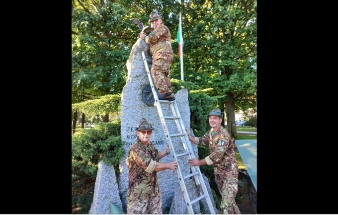 L’aquila degli Alpini torna sul monumento di Arona da cui era stata strappata