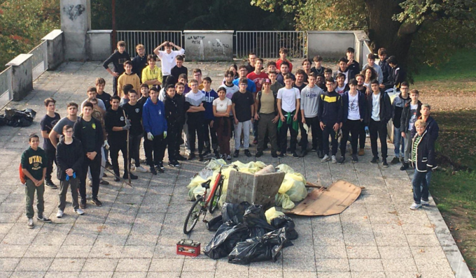 Maniche rimboccate per pulire il territorio