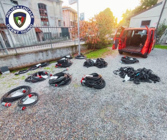 Rubano furgone e cavi elettrici: inseguimento con arresto a Trecate