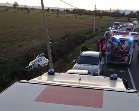 Auto finisce in un fosso a Camerino: pompieri estraggono due persone