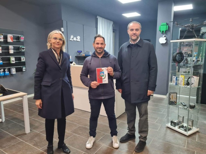 Aprono due nuovi negozi a Trecate: gli auguri del sindaco Binatti