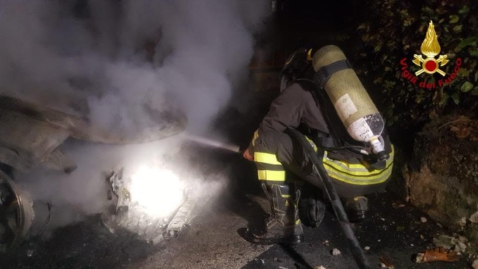 Dormelletto incidente con auto completamente avvolta dalle fiamme