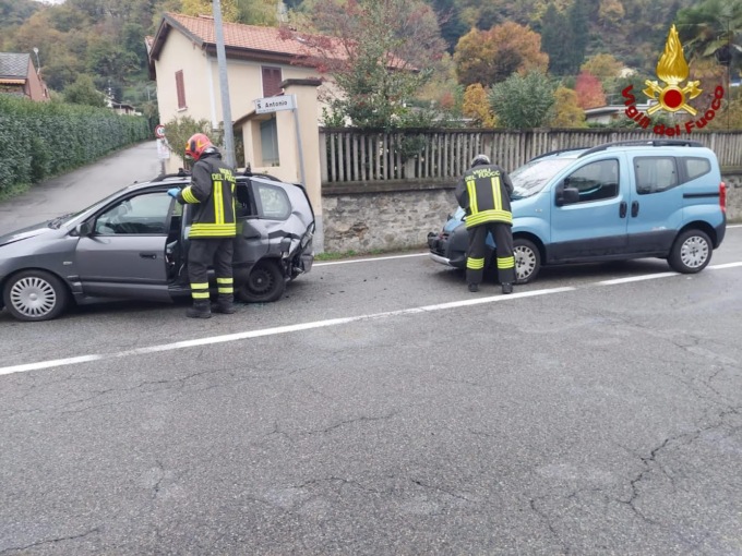 Incidente tra Meina e Lesa: conducente estratto dai vigili del fuoco