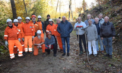 La protezione civile Alpini sistema la strada che porta al Monte Grande di Gozzano