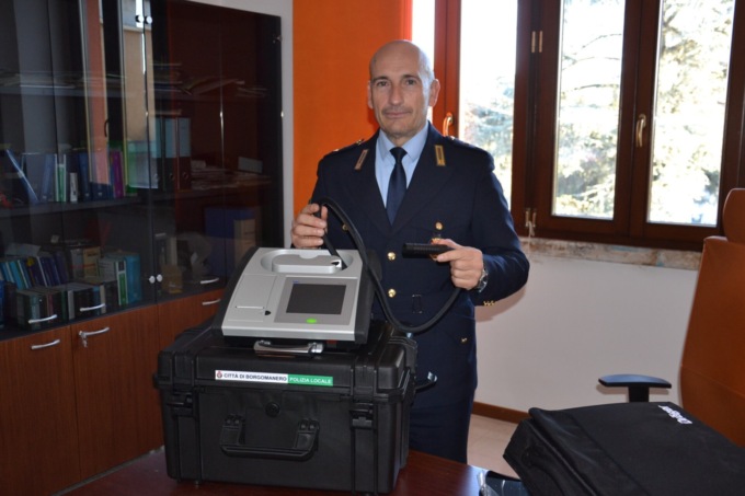 Nuovo etilometro in dotazione alla Polizia locale di Borgomanero