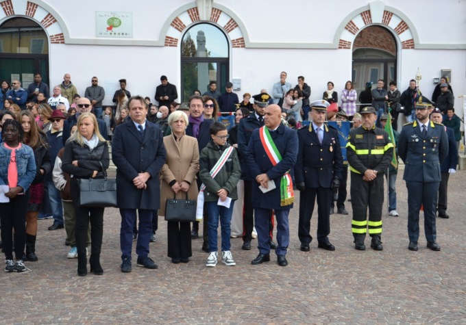 Borgomanero celebra i Caduti e le Forze armate: “C’è bisogno di pace”