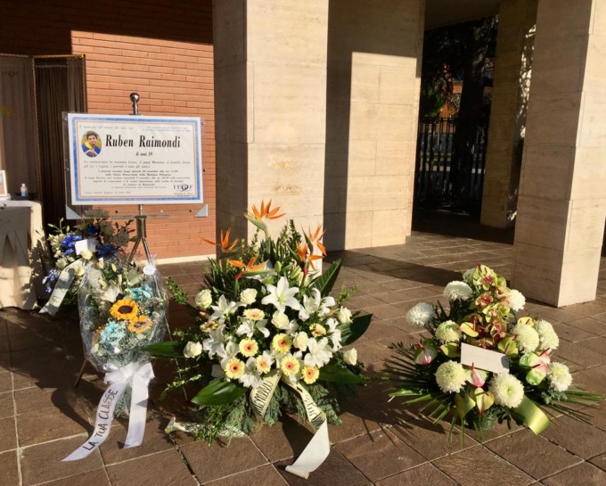 Oggi a Novara il funerale di Ruben: il 19enne che si era tolto la vita in ospedale
