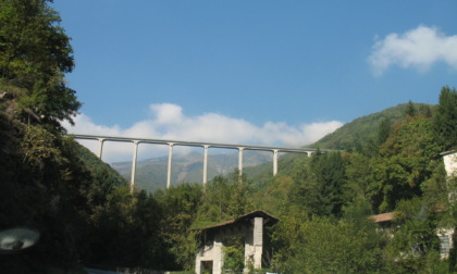 Donna si lancia dal ponte sotto gli occhi di un passante