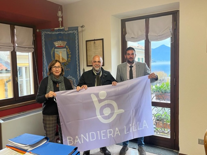 Baveno unica in Piemonte: una bandiera lilla contro le barriere architettoniche