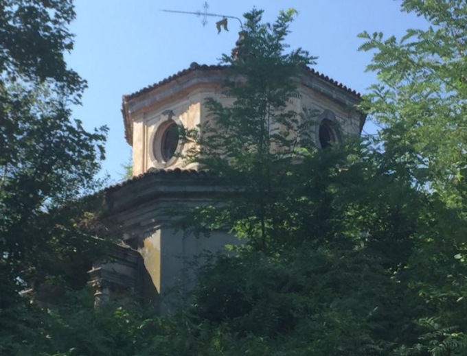 Arona: “Salviamo la Cappella sul colle di San Carlo