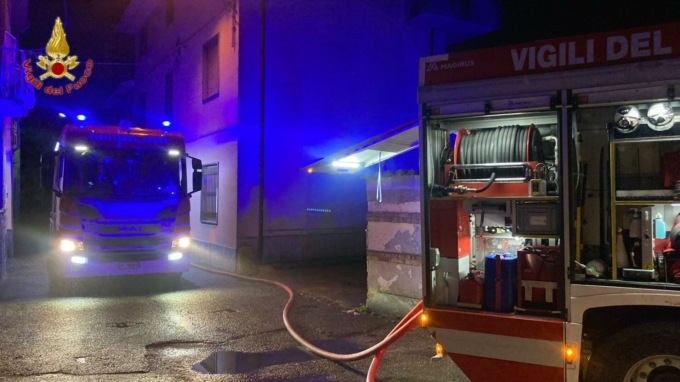 Cerano casa completamente avvolta dalle fiamme: intervento dei vigili del fuoco