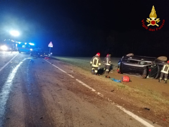 Auto ribaltate e fuori stada a Cavallirio: sul posto anche i vigili del fuoco