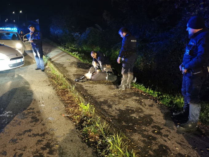 Novara ubriaco cade in un fossato e viene salvato dai vigili