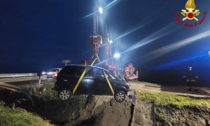 Auto esce di strada e si incastra in un fosso tra Orfengo e Cameriano