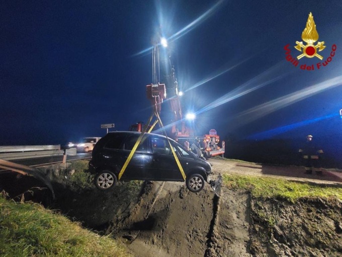 Auto esce di strada e si incastra in un fosso tra Orfengo e Cameriano