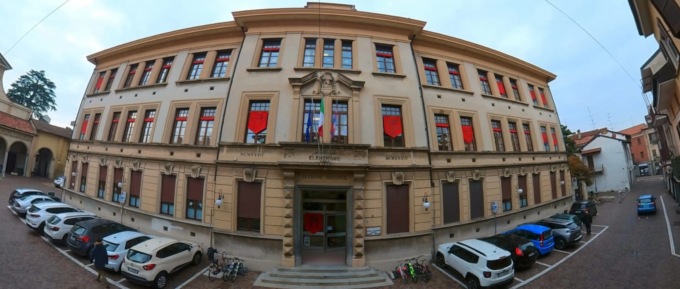 Trecate scuola trasformata in grande calendario dell’Avvento