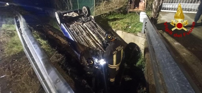 Borgomanero auto si ribalta in un canale: due feriti