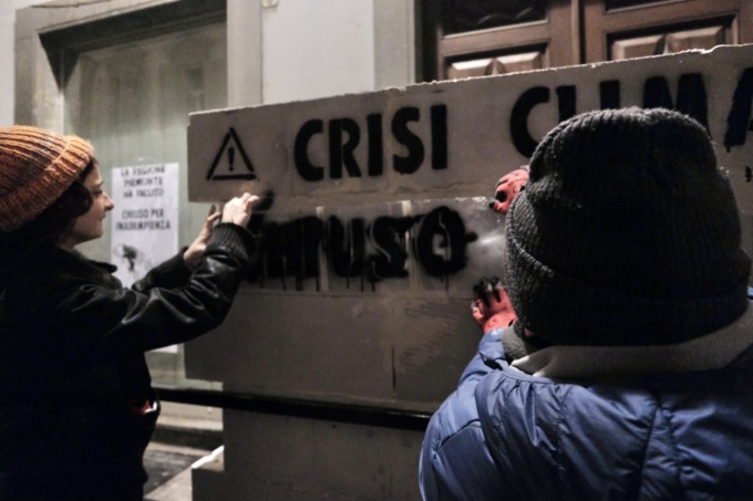 “Chiuso per inadempienza”: attivisti murano l’ingresso all’Assessore Marnati