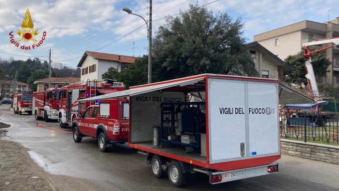 Tetto in fiamme a Borgomanero: l’intervento dei vigili del fuoco