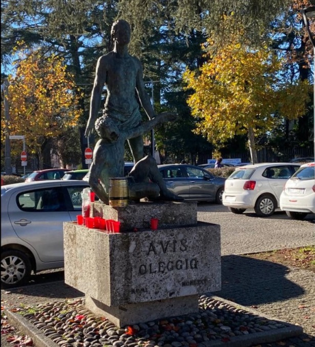 Bicchieri e rifiuti ai piedi della statua dell’Avis